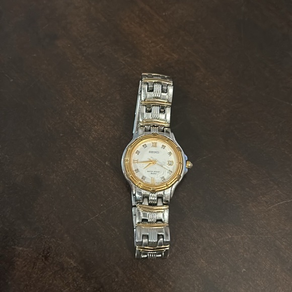 Seiko womens watch - silver and gold toned. High quality - excellent condition! - Picture 2 of 13